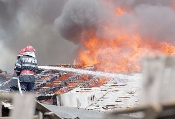 O vulcanizare din Albeşti s-a făcut scrum